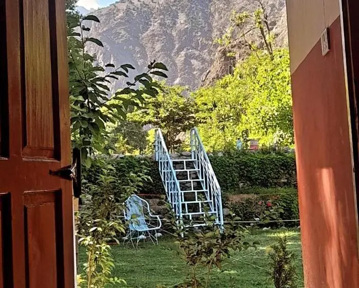 اتاق استاندارد چهارنفره با چشم‌انداز باغ, Chitral Green Guest House
