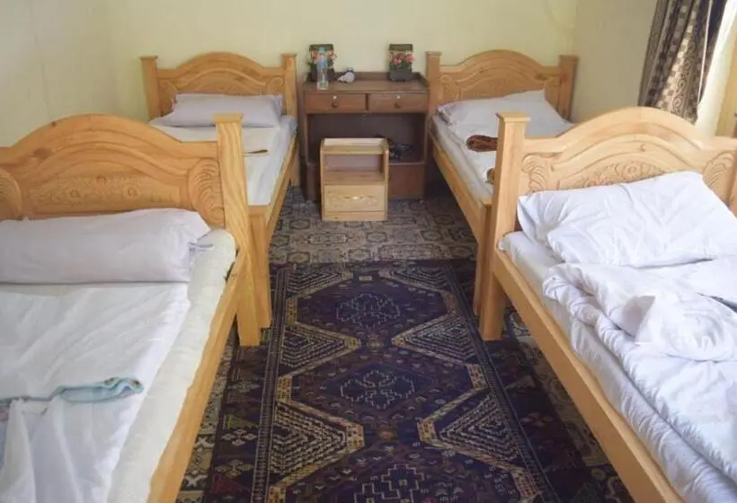 اتاق استاندارد چهارنفره با چشم‌انداز باغ, Chitral Green Guest House