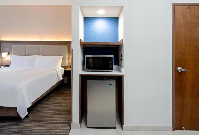 جناح لذوى الاحتياجات الخاصة, Holiday Inn Express Hotel & Suites Atascadero, An Ihg