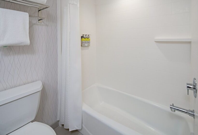 جناح, Holiday Inn Express Hotel & Suites Atascadero, An Ihg