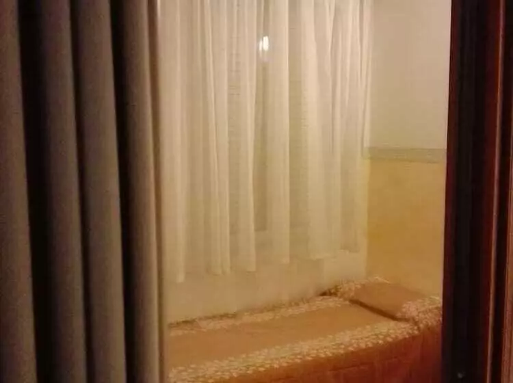 エコノミー４人部屋, Ornella