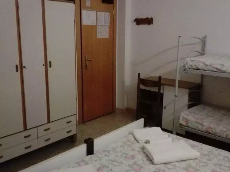 エコノミー４人部屋, Ornella