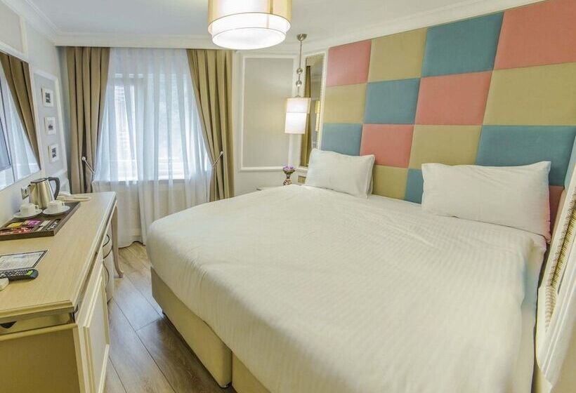 اتاق استاندارد سه نفره, The Constantine