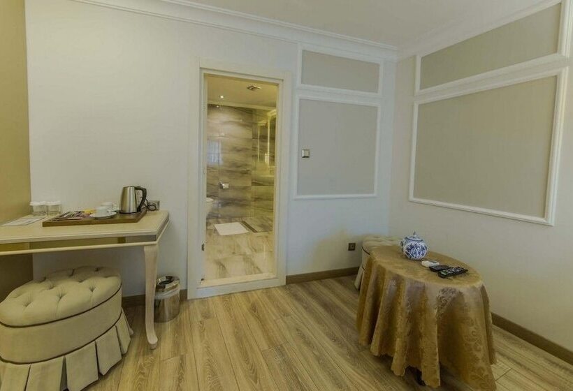 اتاق خانوادگی, The Constantine