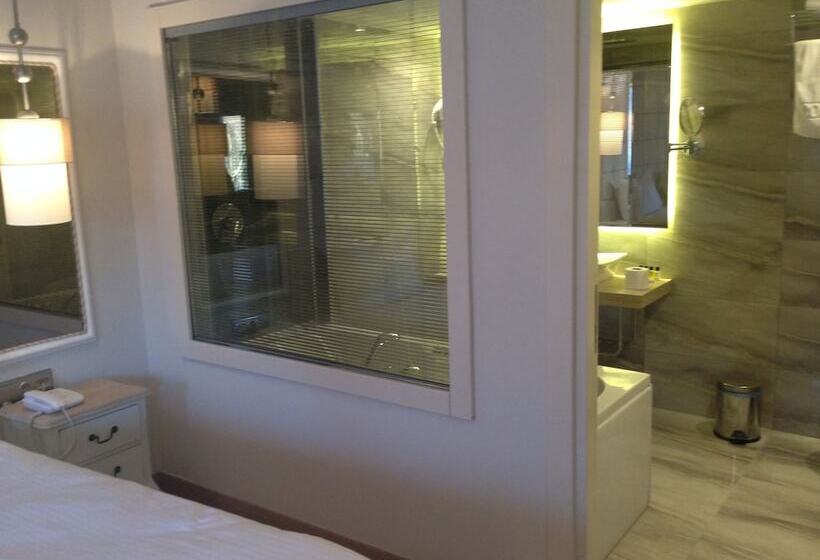 اتاق لوکس, The Constantine