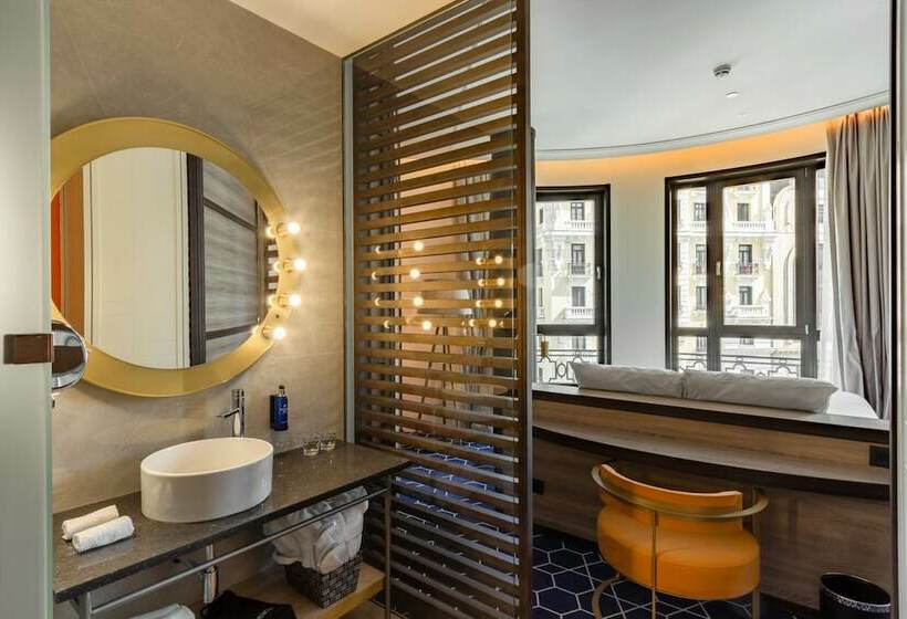 디럭스 룸, Pestana Cr7 Gran Via Madrid