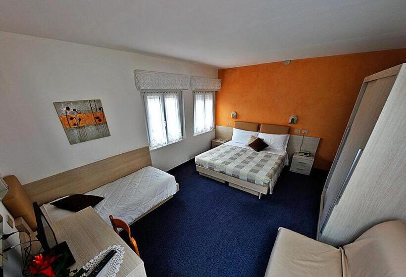 חדר סטנדרט לשלושה, La Piroga