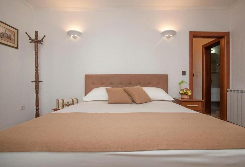 اتاق استاندارد با بالکن و چشمانداز باغ, Guest House Medin