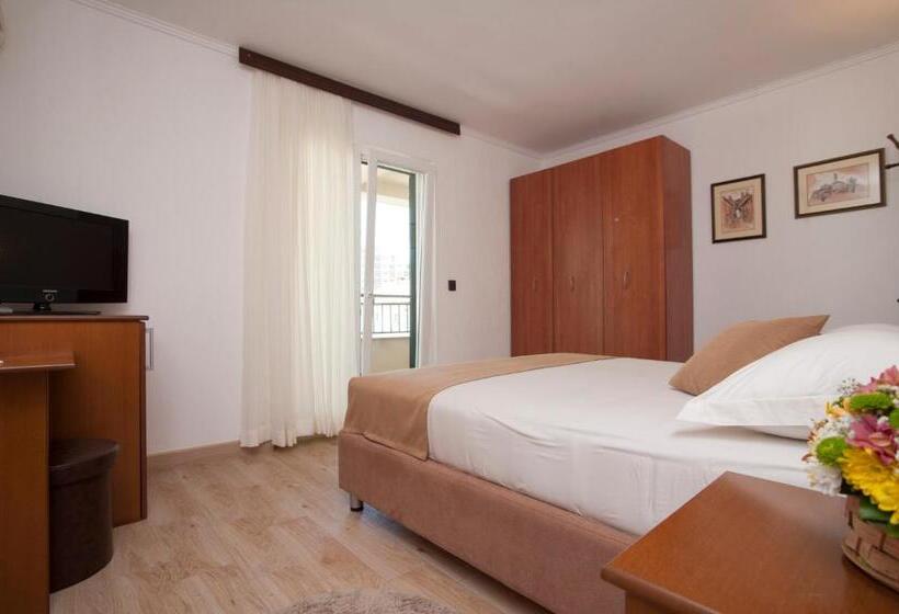 اتاق استاندارد با بالکن و چشمانداز باغ, Guest House Medin