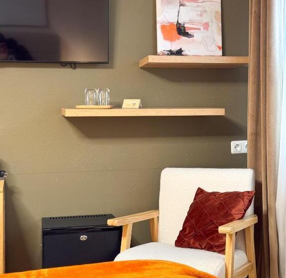 コンフォートルーム, Sieben Zimmer Am See