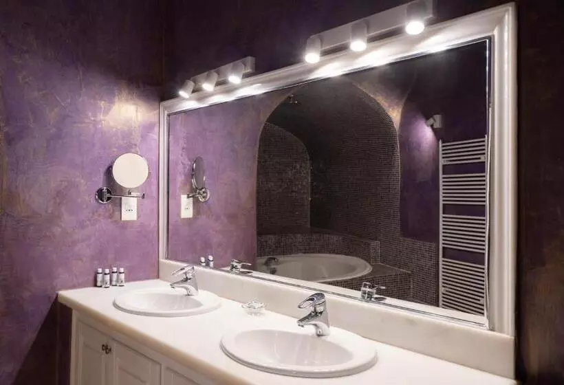 سوئیت جونیور با چشم‌انداز, Asha Luxury Suites