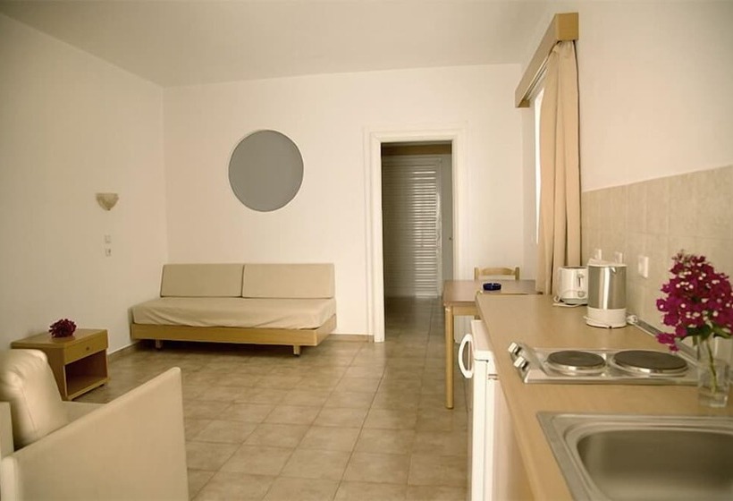 标准工作室, Lambis Studios & Apartments