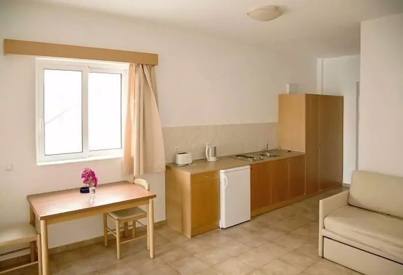 スタンダードスタジオ, Lambis Studios & Apartments