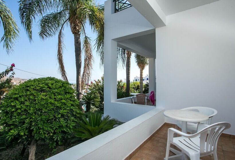 标准工作室, Lambis Studios & Apartments