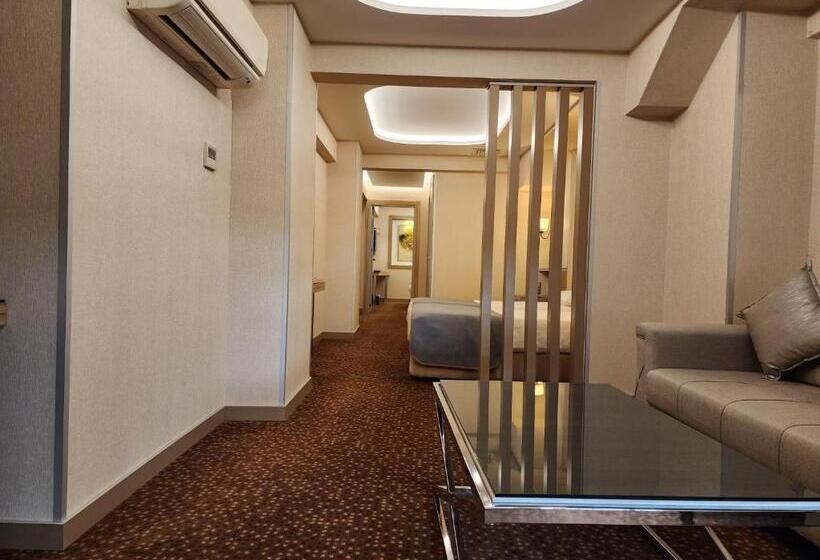 Chambre Familiale, Nanda