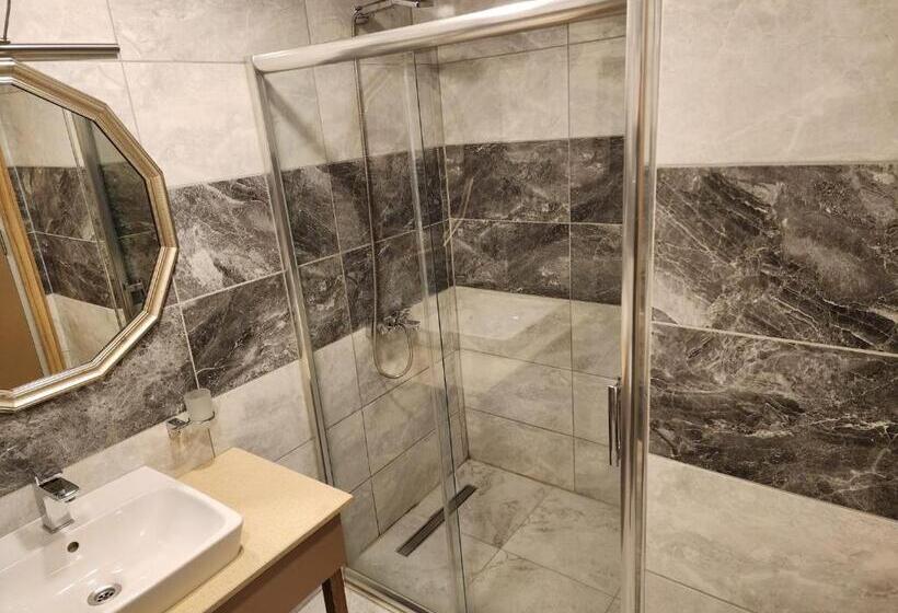 Chambre Familiale, Nanda