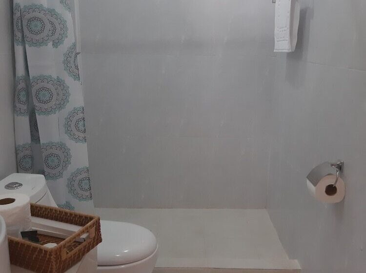 اتاق لوکس با تخت دو نفره بزرگ, Chinita Boutique