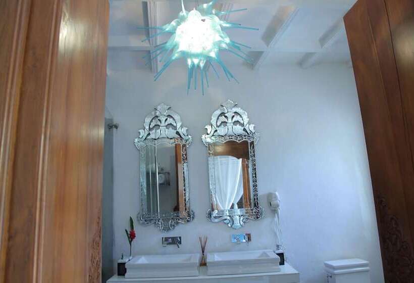 سوییت سوپریور, Aguamarina Boutique