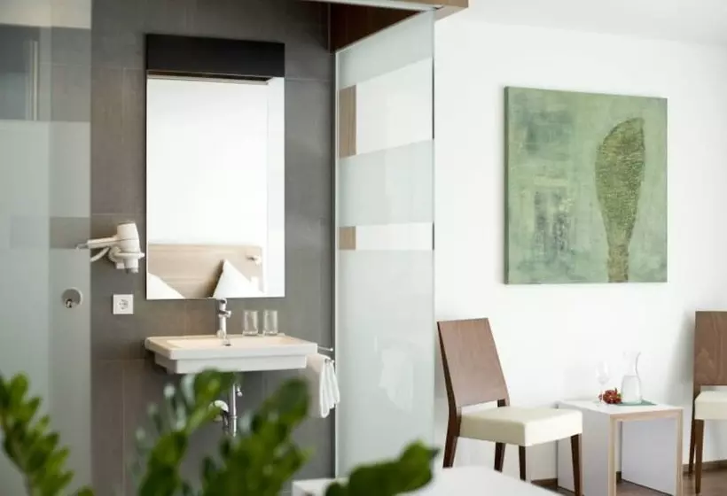 اتاق استاندارد سه نفره, Constantia