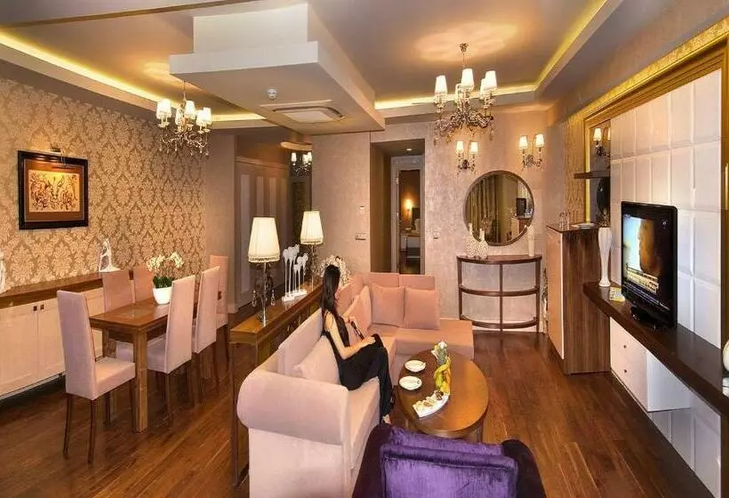 سوئیت با تخت بزرگ, Royal Holiday Palace