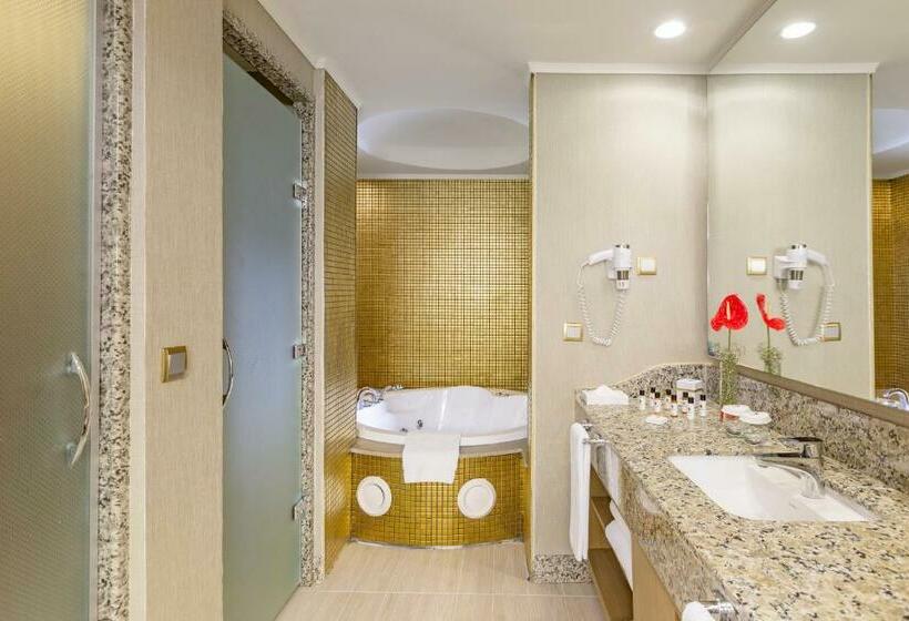 سوئیت با تخت بزرگ, Royal Holiday Palace