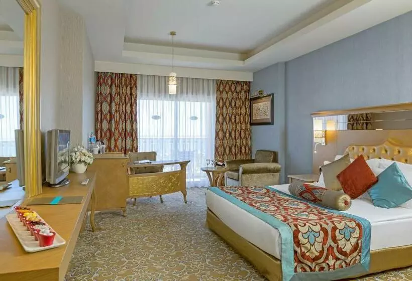 سوئیت با تخت بزرگ, Royal Holiday Palace