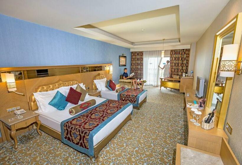 اتاق اساندارد با چشمانداز جانبی به دریا, Royal Holiday Palace