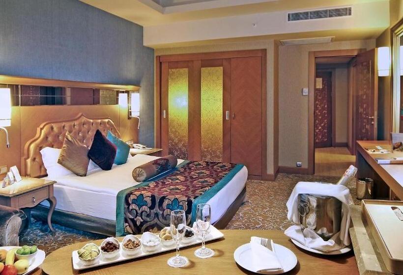 اتاق خانوادگی, Royal Holiday Palace