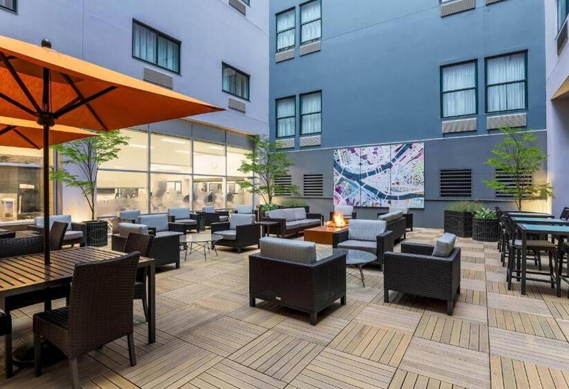 מיטת קינג בסוויטה, Courtyard By Marriott Pittsburgh Downtown