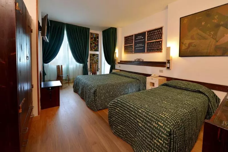 اتاق استاندارد سه نفره, Giò Wine E Jazz Area