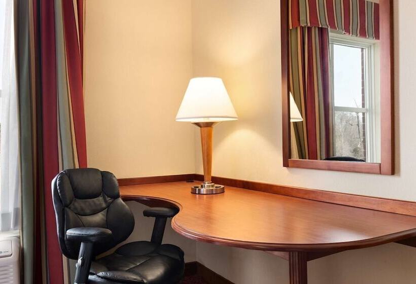 스탠다드 스튜디오, Hampton Inn & Suites Williamsburg Historic District