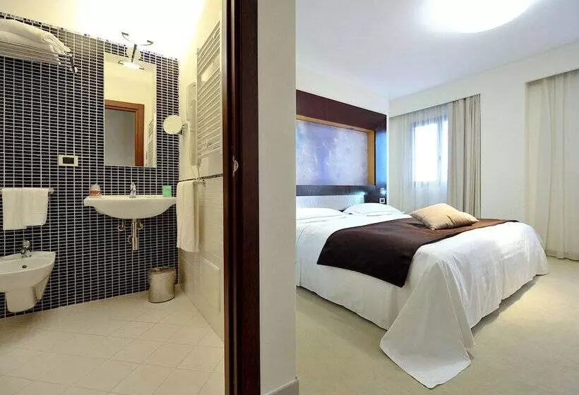 اتاق استاندارد سه نفره, Mercure Olbia