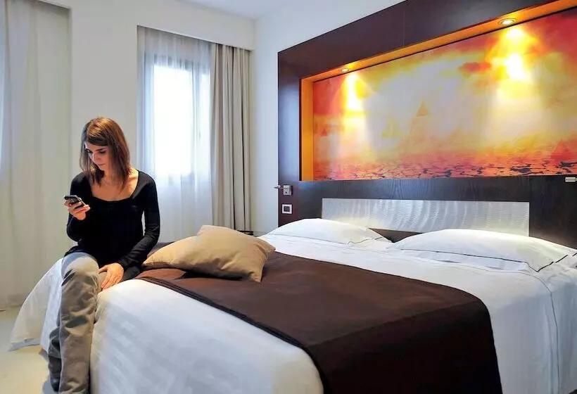 اتاق استاندارد سه نفره, Mercure Olbia