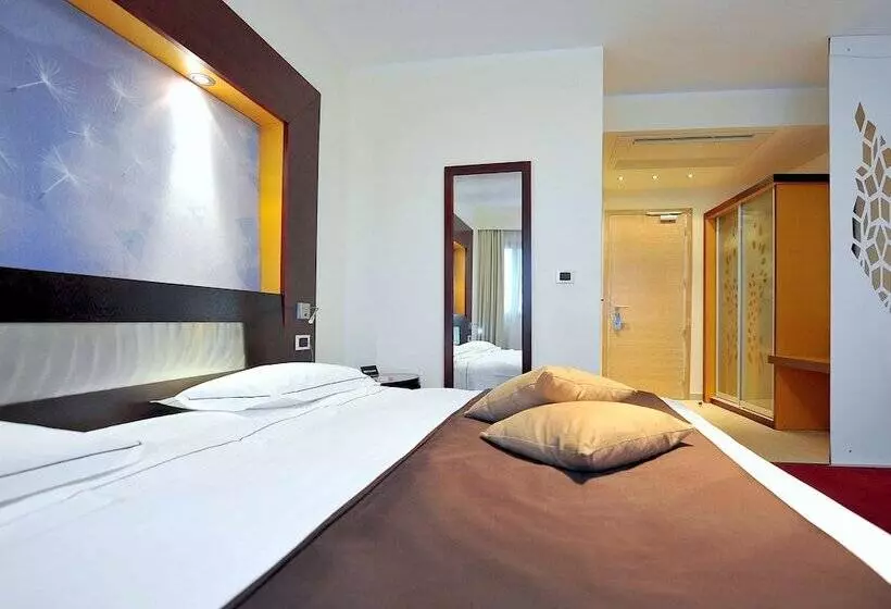 اتاق استاندارد سه نفره, Mercure Olbia