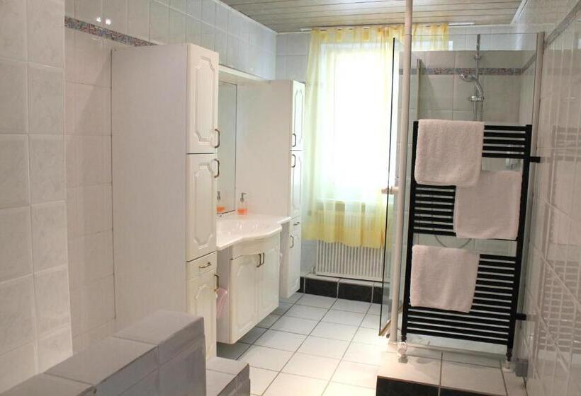 标准三人间, Palla