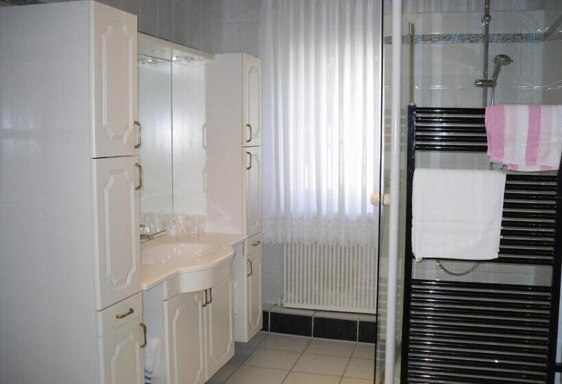 标准三人间, Palla