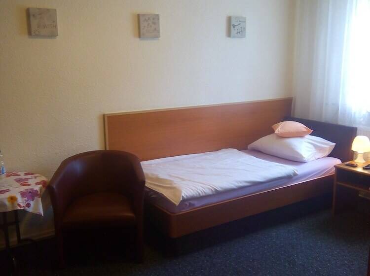 标准单人间, Palla