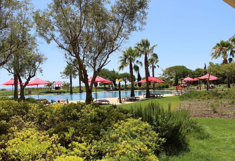 חדר סטנדרט נוף לבריכה, Cascade Wellness Resort