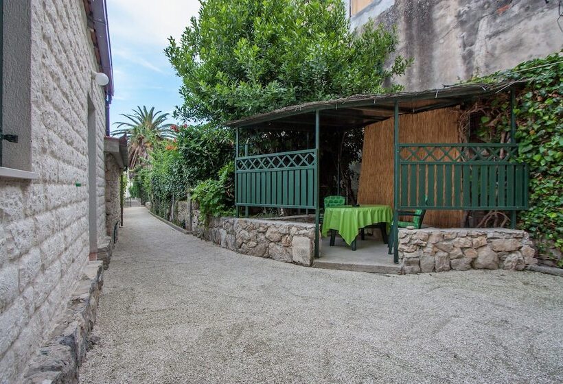 דירת חדר נוף לגינה, Garden Apartment