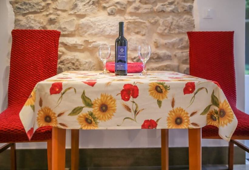 דירת חדר נוף לגינה, Garden Apartment