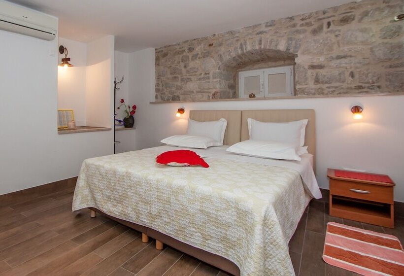 דירת חדר נוף לגינה, Garden Apartment