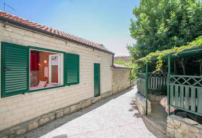 דירת חדר, Garden Apartment