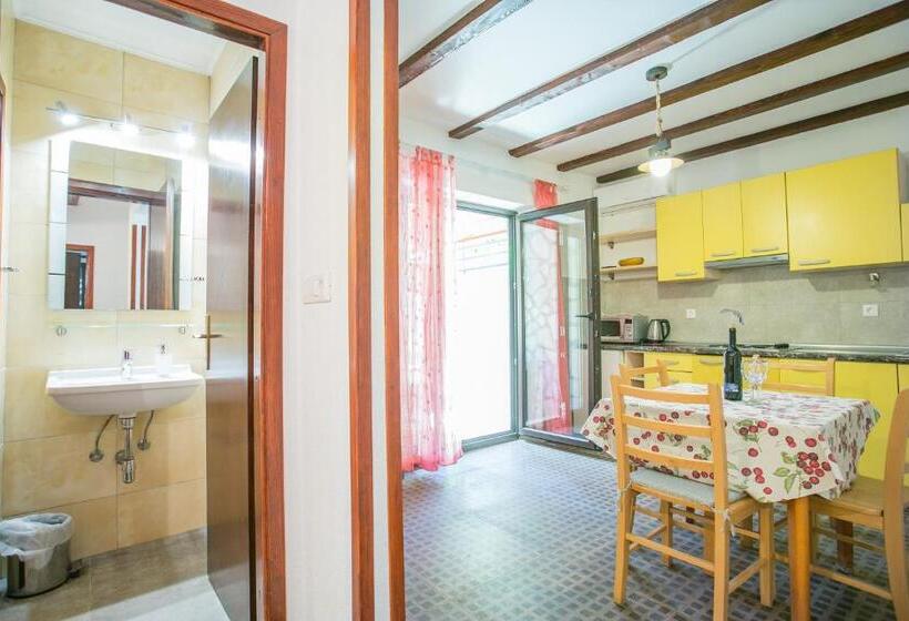 דירת חדר, Garden Apartment