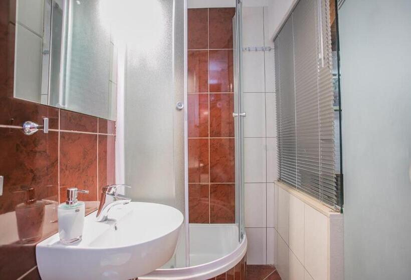 דירת שני חדרים, Garden Apartment