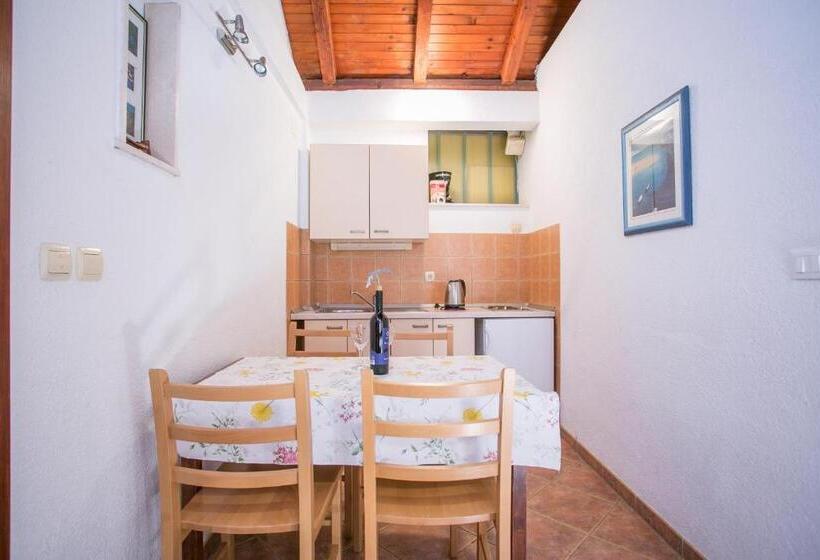 דירת שני חדרים, Garden Apartment