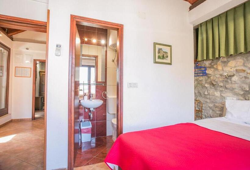 דירת שני חדרים, Garden Apartment