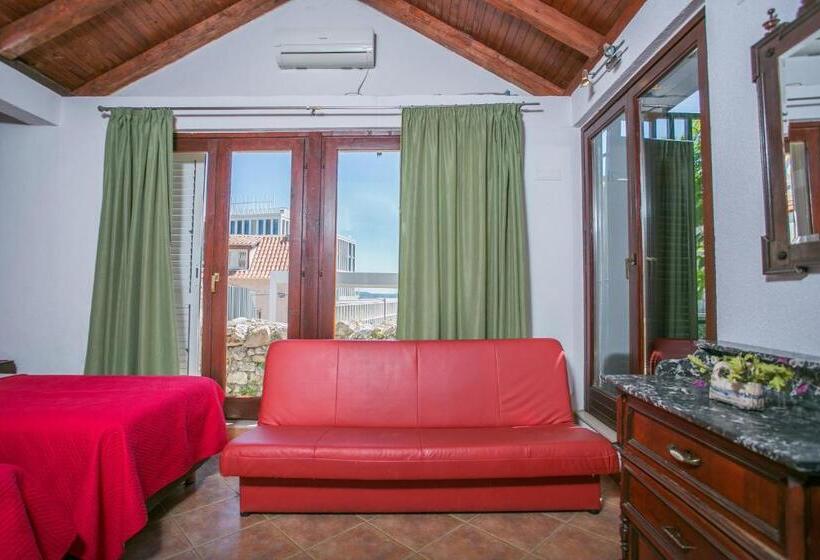 דירת שני חדרים, Garden Apartment