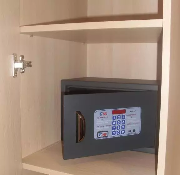 اتاق استاندارد سه نفره, Acta Laumon