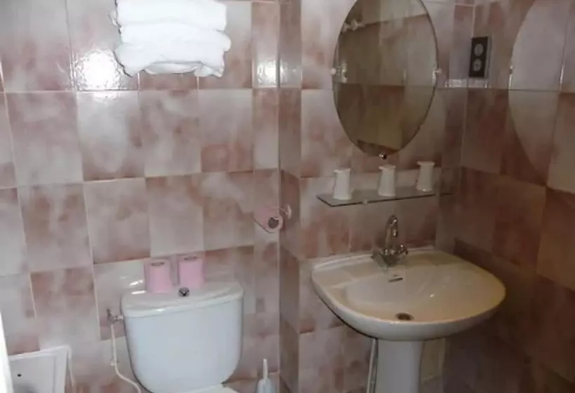 اتاق استاندارد سه نفره, Nouvel Hotel Paris 18