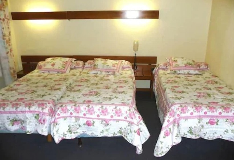 غرفة قياسية ثلاثية, Nouvel Hotel Paris 18